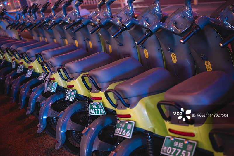 新华大街的共享电动图片素材