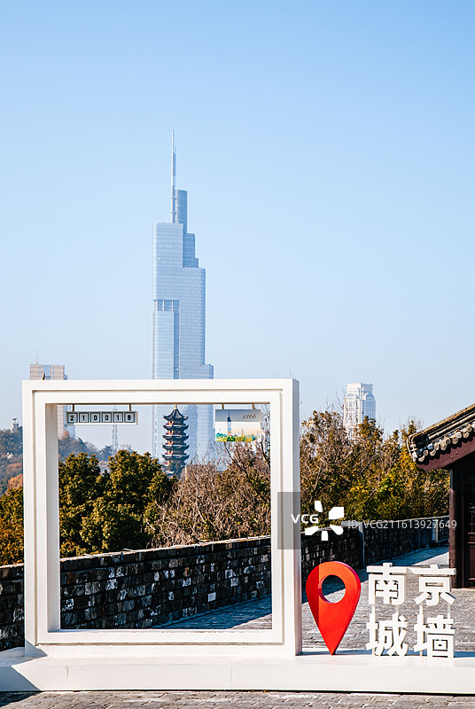 江苏南京 鸡鸣寺药师佛塔与紫峰大厦古今同框图片素材