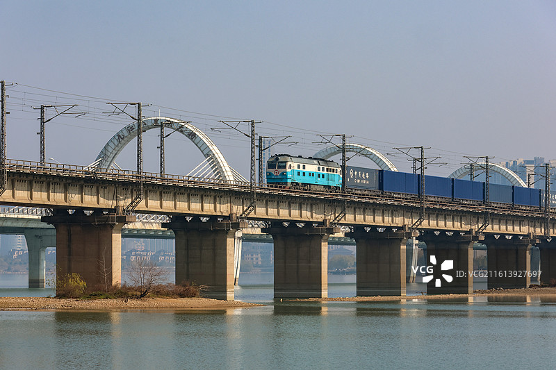 九江市八里湖上行驶的列车图片素材