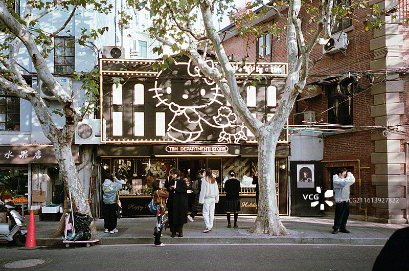 人们在城市街道上行走图片素材