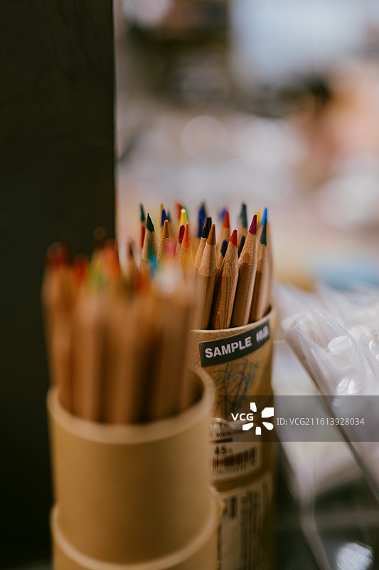 桌上彩色铅笔的高角度视图图片素材
