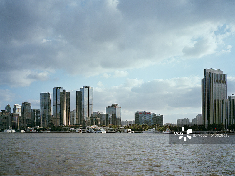 夕阳下的天空衬托出城市的轮廓图片素材