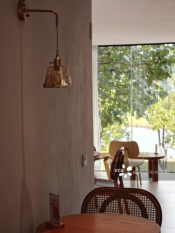 咖啡厅的时尚灯具图片素材