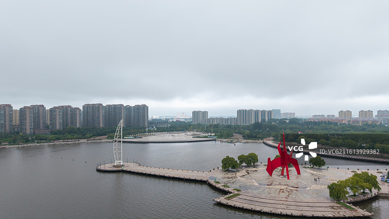 诸城潍河湿地公园阴天航拍城市风光图片素材