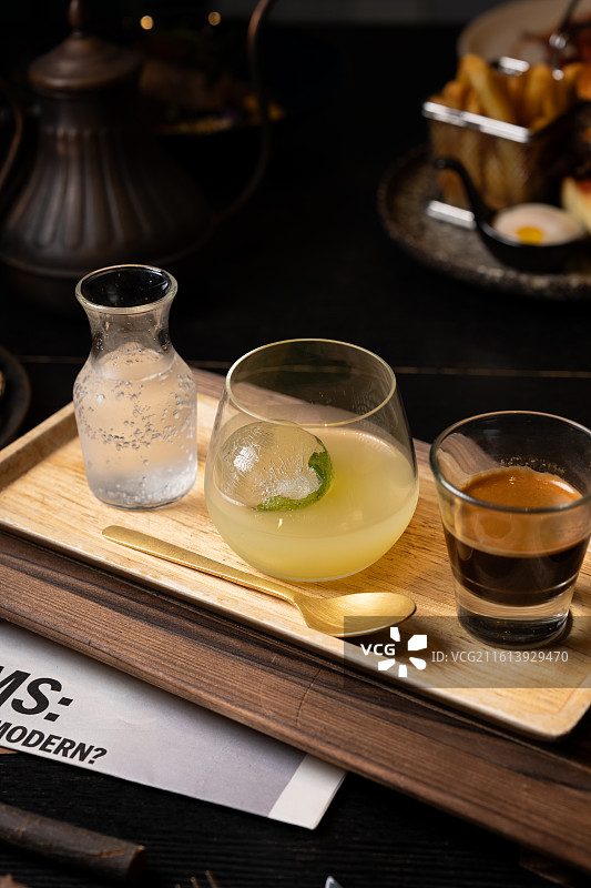 精致特调咖啡套装，包含带冰球的清爽气泡柑橘底、浓缩咖啡及苏打水。图片素材