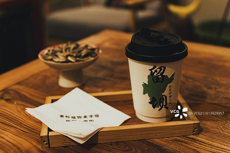 圣诞节扫街留坝老街咖啡馆图片素材