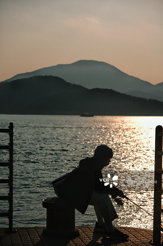 海边日落的孤独图片素材