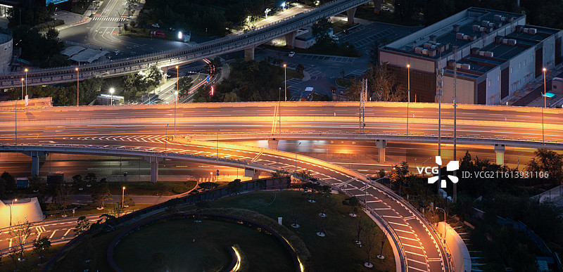 夜晚的高架桥辅路匝道立交桥航拍图片素材