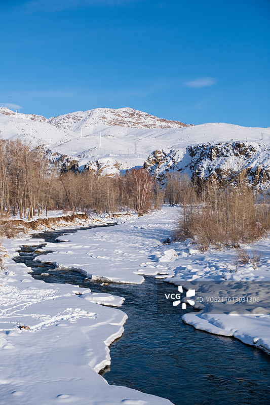 冬天新疆阿勒泰雪山雪原冰雪丛林不冻河流图片素材