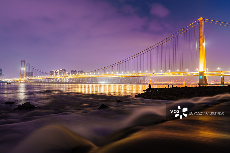 金辉与蓝韵之间：武汉杨泗港大桥延时慢门记录图片素材