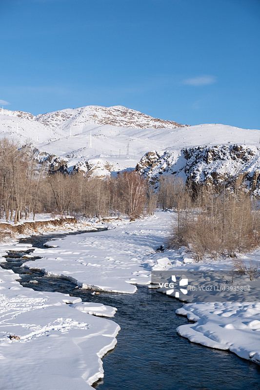 冬天新疆阿勒泰雪山雪原冰雪丛林不冻河流图片素材