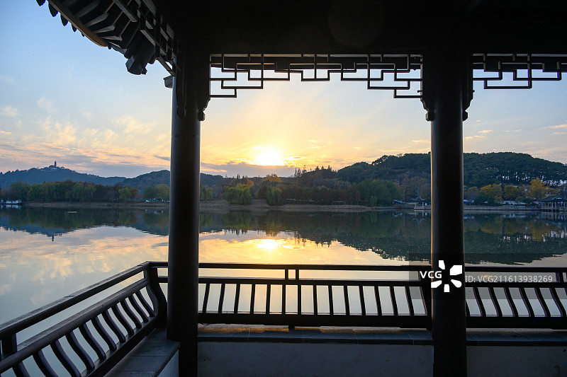 中国风山水背景与传统建筑剪影背景图片素材