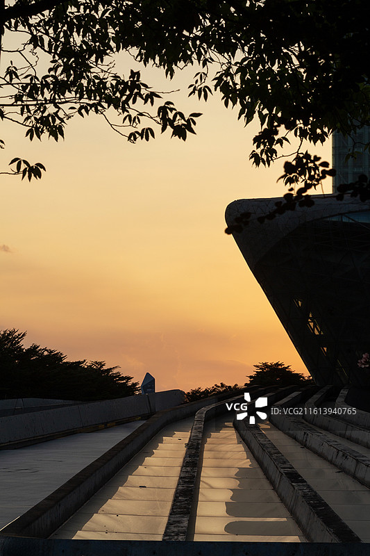 秋天日落时分橙色天空背景下的广州大剧院逆光剪影特写镜头自然风光图片素材