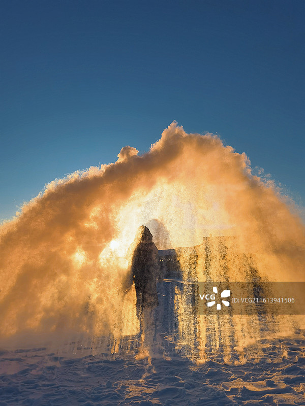 漠河北极村泼水成冰图片素材