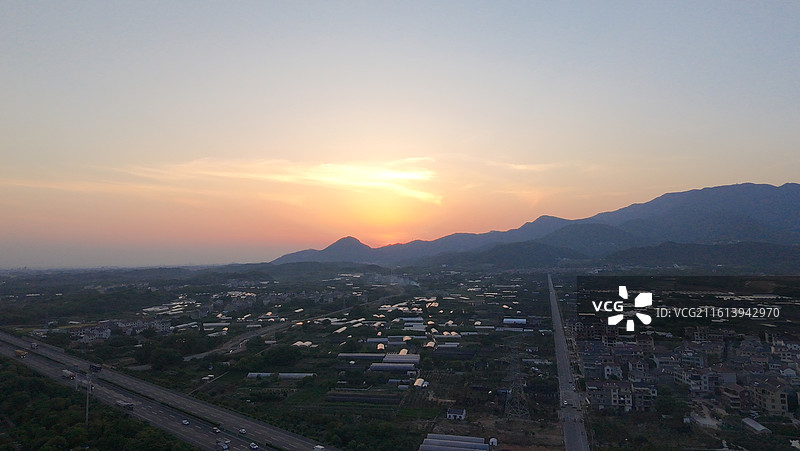 日落时分的金华城市风光航拍图片素材