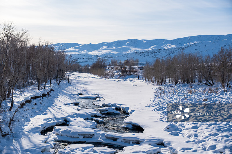 冬天新疆阿勒泰雪山雪原冰雪丛林不冻河流图片素材