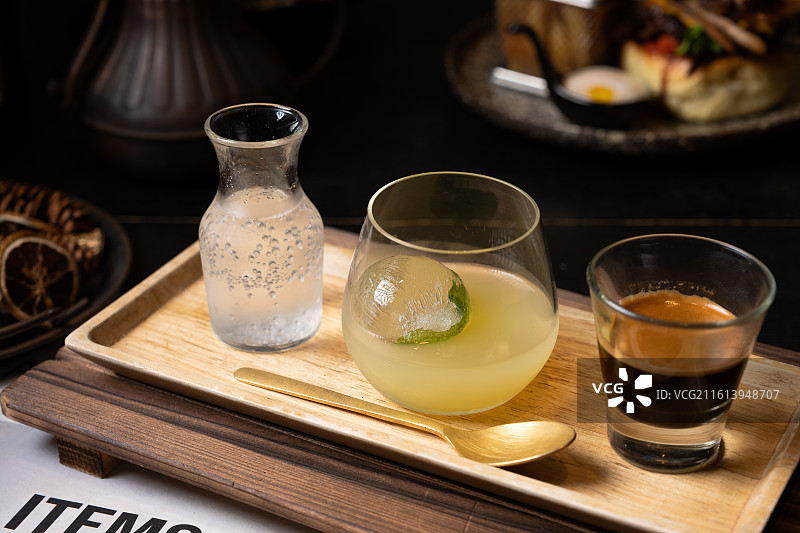 精致特调咖啡套装，包含带冰球的清爽气泡柑橘底、浓缩咖啡及苏打水。图片素材