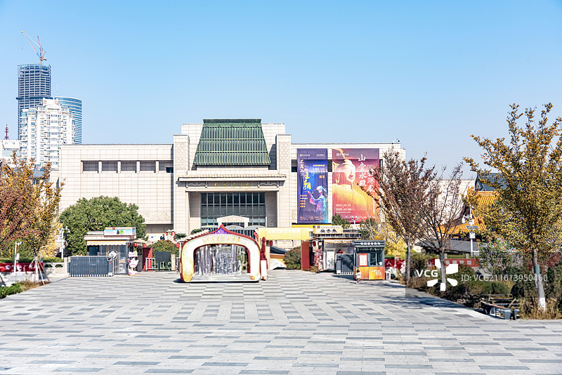 蓝天下的江苏徐州博物馆外部建筑秋色景观图片素材