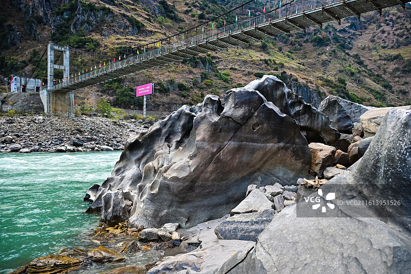 怒江干本桥下的奇石图片素材