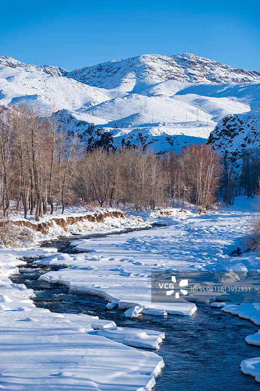 冬天新疆阿勒泰雪山雪原冰雪丛林不冻河流图片素材