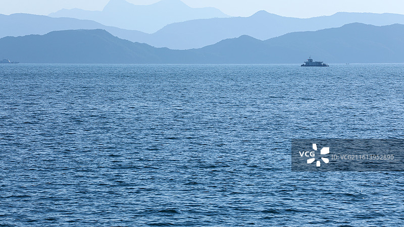 夏天蓝色的大海和远山自然风景的背景图图片素材