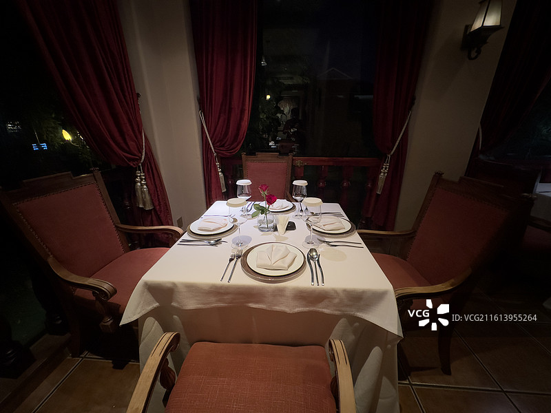 灯光昏暗的高档西餐厅图片素材