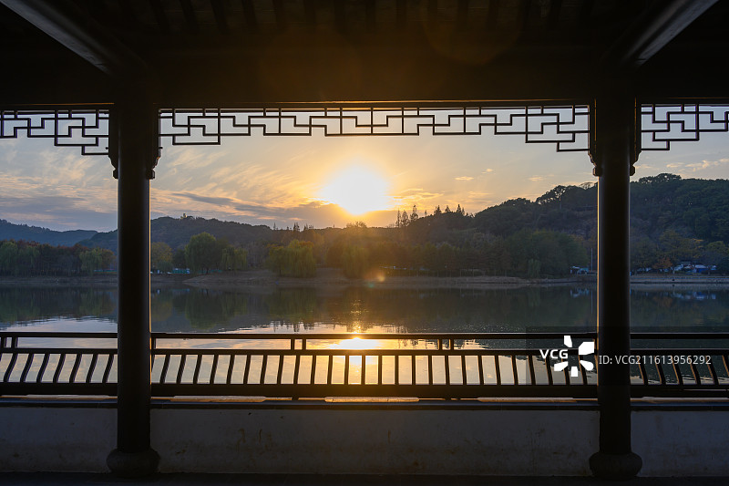 中国风山水背景与传统建筑剪影背景图片素材