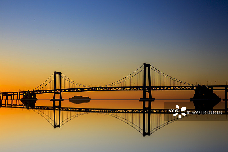 日出大桥剪影图片素材