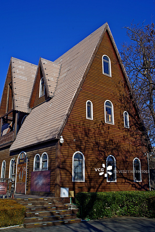 《西山湖公园尖顶屋》大连西山湖公园   大连西山湖公园的尖顶屋风格特殊，与蓝色天空相映图片素材