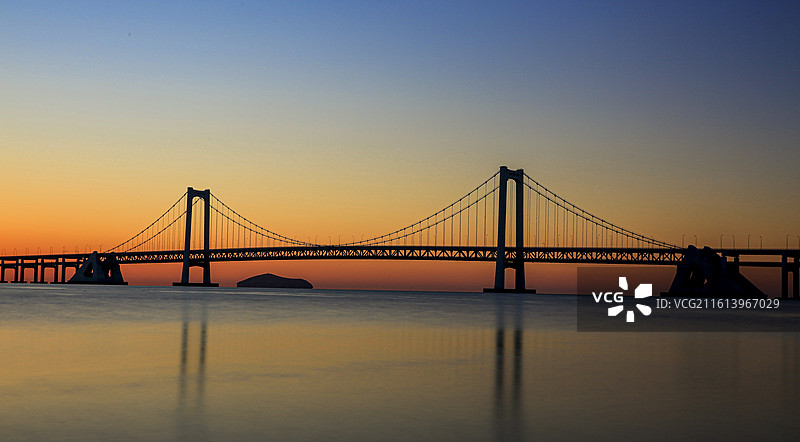 日出大桥剪影图片素材