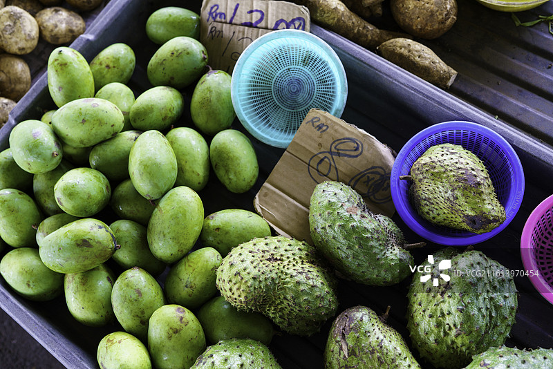 马来西亚砂拉越州首府古晋著名市场Medan Niaga Satok售卖的红毛榴莲和芒果图片素材