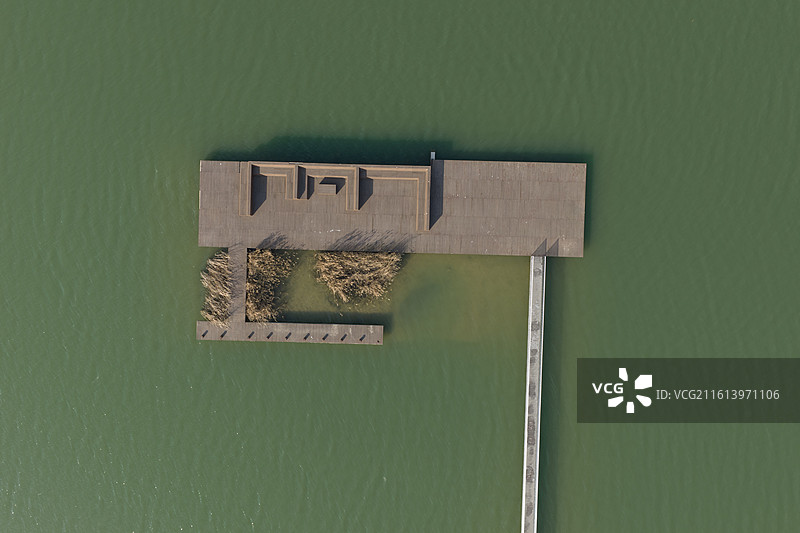 河南省周口市城乡一体化示范区武胜大道，冬天永宁湖湿地公园调沙蓄洪湖水中平台。图片素材