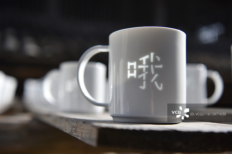 景德镇白色玲珑瓷碗和瓷杯图片素材