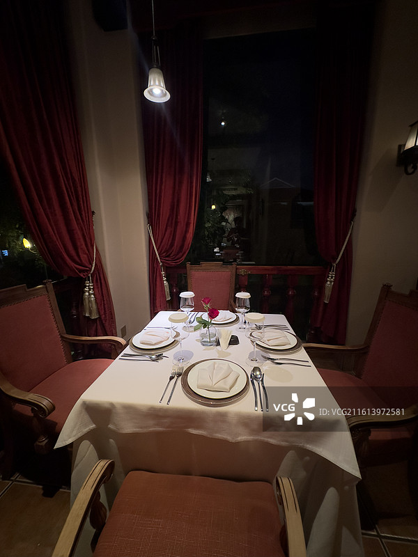 灯光昏暗的高档西餐厅图片素材