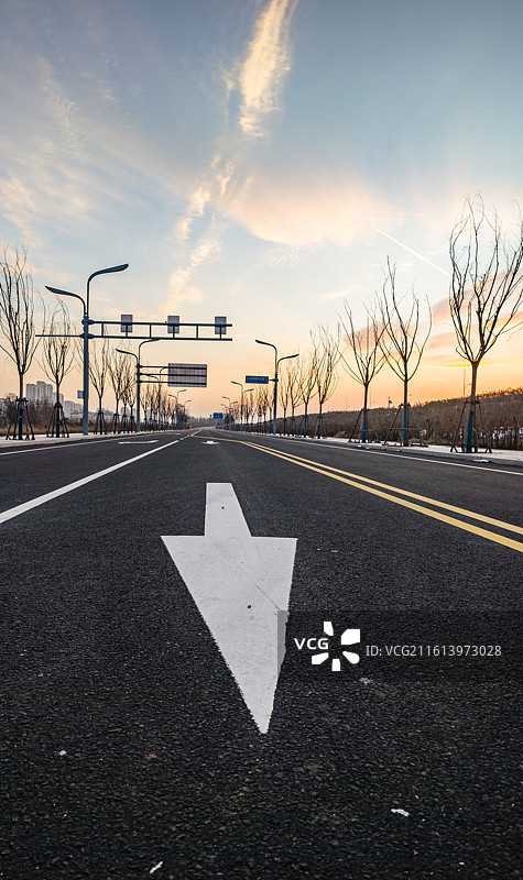 汽车广告背景图-日出朝霞中的城市道路平台图片素材