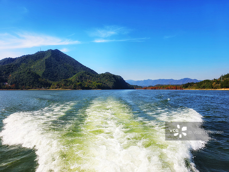 远山近水白浪涌 拍摄于安徽宁国青龙乡青龙湖景区游轮上。图片素材