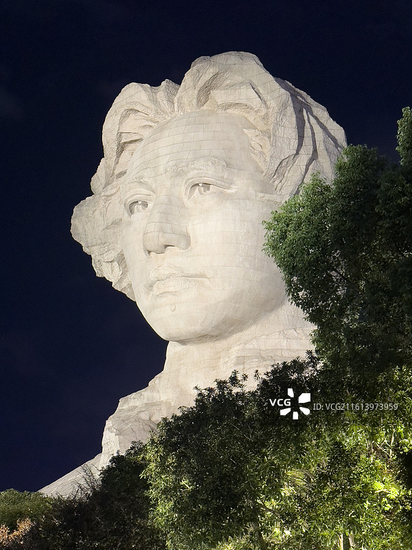 青年毛泽东雕像图片素材