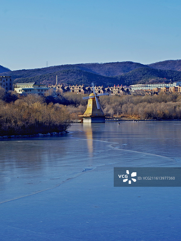 《湖面的风车》大连西山湖公园   大连西山湖的风车在湖面上的倒影与天空冰面呼应图片素材