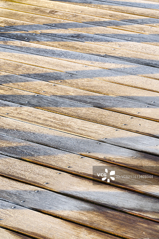 冬天的茅家埠清晨，木平台的木板上打了一层白色的霜图片素材