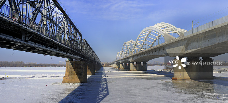 跨越松花江的新旧两座铁路大桥1图片素材