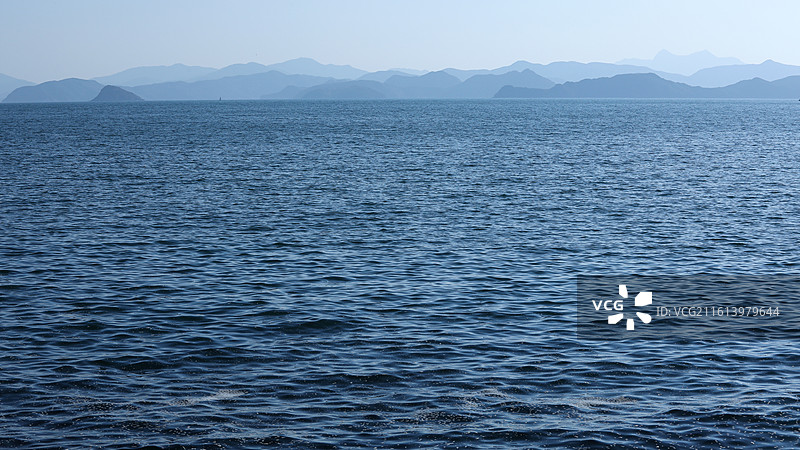 夏天蓝色的大海和远山自然风景的背景图图片素材