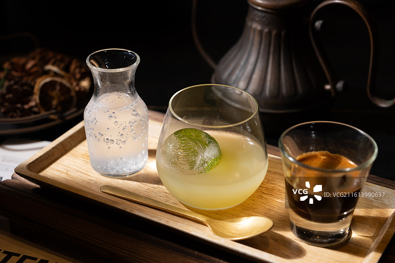 精致特调咖啡套装，包含带冰球的清爽气泡柑橘底、浓缩咖啡及苏打水。图片素材