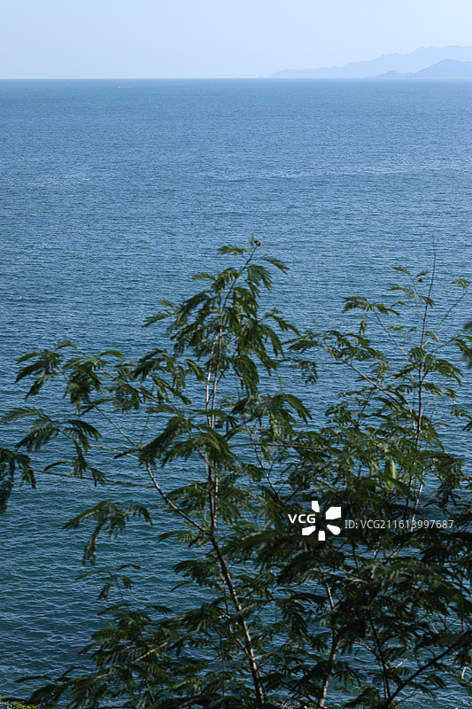 夏天蓝色的大海和远山自然风景的背景图图片素材