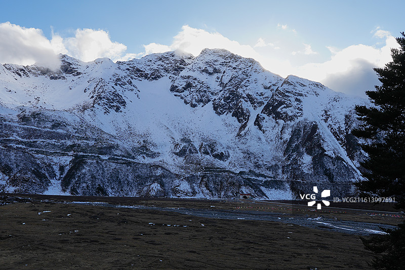 嘎隆拉雪山图片素材