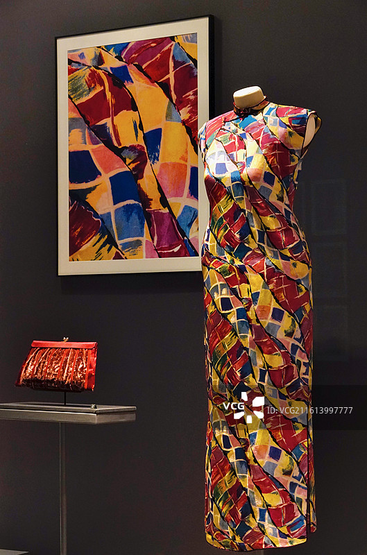 上海博物馆摩登华影旗袍展抽象彩格纹印花塔夫绸旗袍图片素材