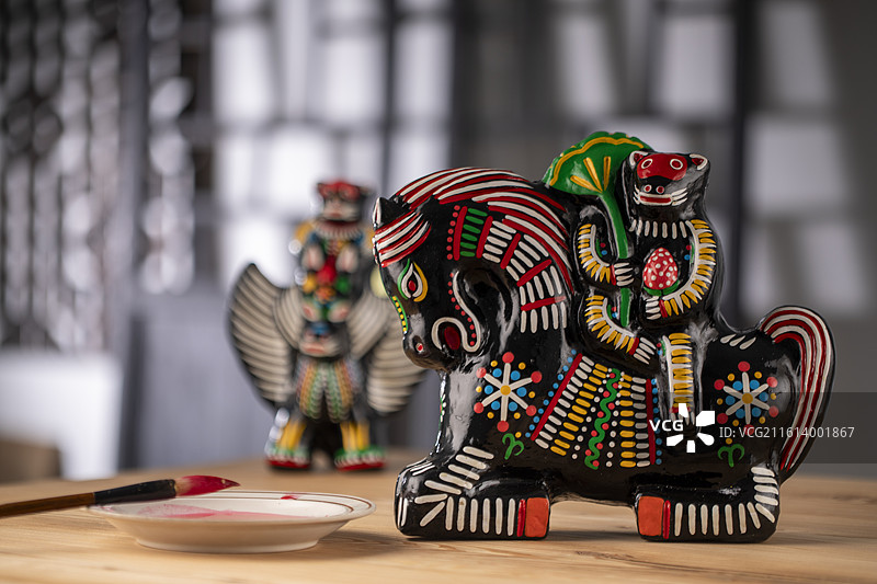 河南淮阳非遗泥泥狗猴骑马彩塑图片素材