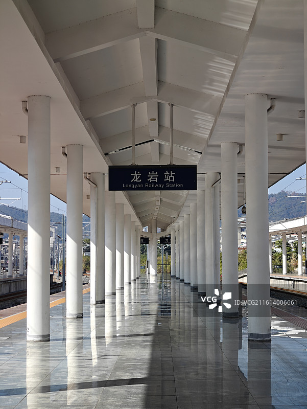 冬日暖阳洒在龙岩火车站站台上图片素材