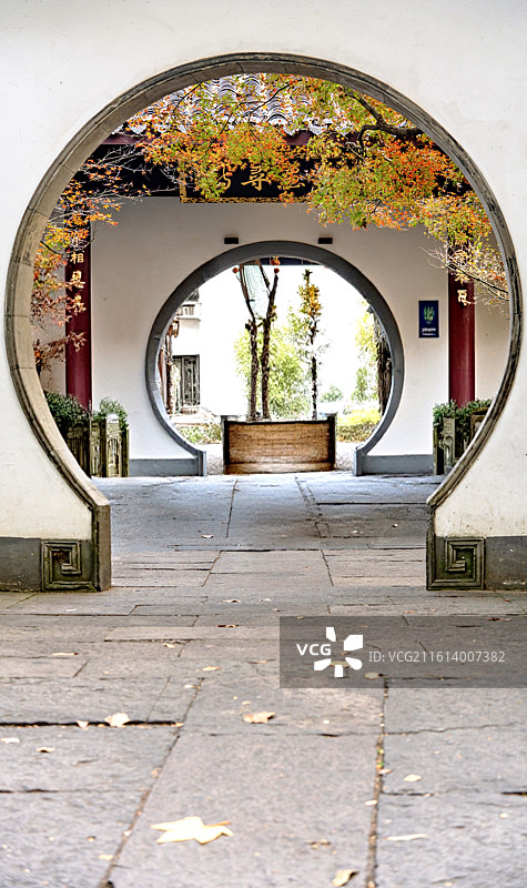 浙江杭州西湖风景区平湖秋月入画寻诗牌坊建筑红枫枫叶秋色图片素材