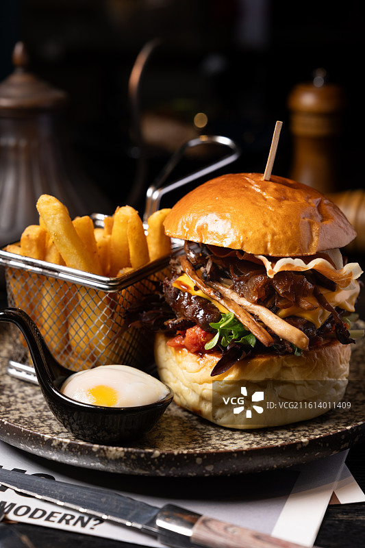 精品美国牛腱肉汉堡配融化芝士与帕尔玛火腿，附带酥脆薯条及一份温泉蛋。图片素材