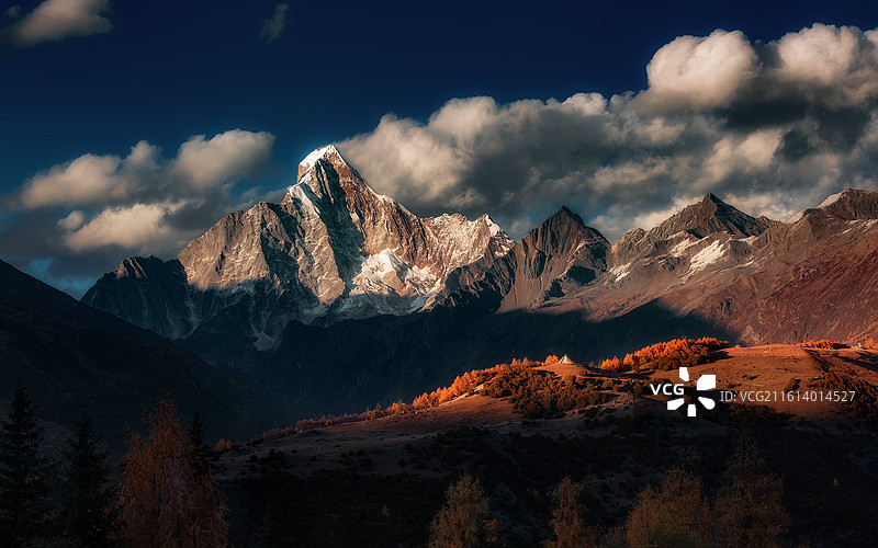 夕照四姑娘山，光影对比，公众号配图，文章配图，广告宣传图片素材